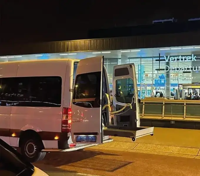 Rolstoelbus bij Schiphol voor reizigers uit Wageningen